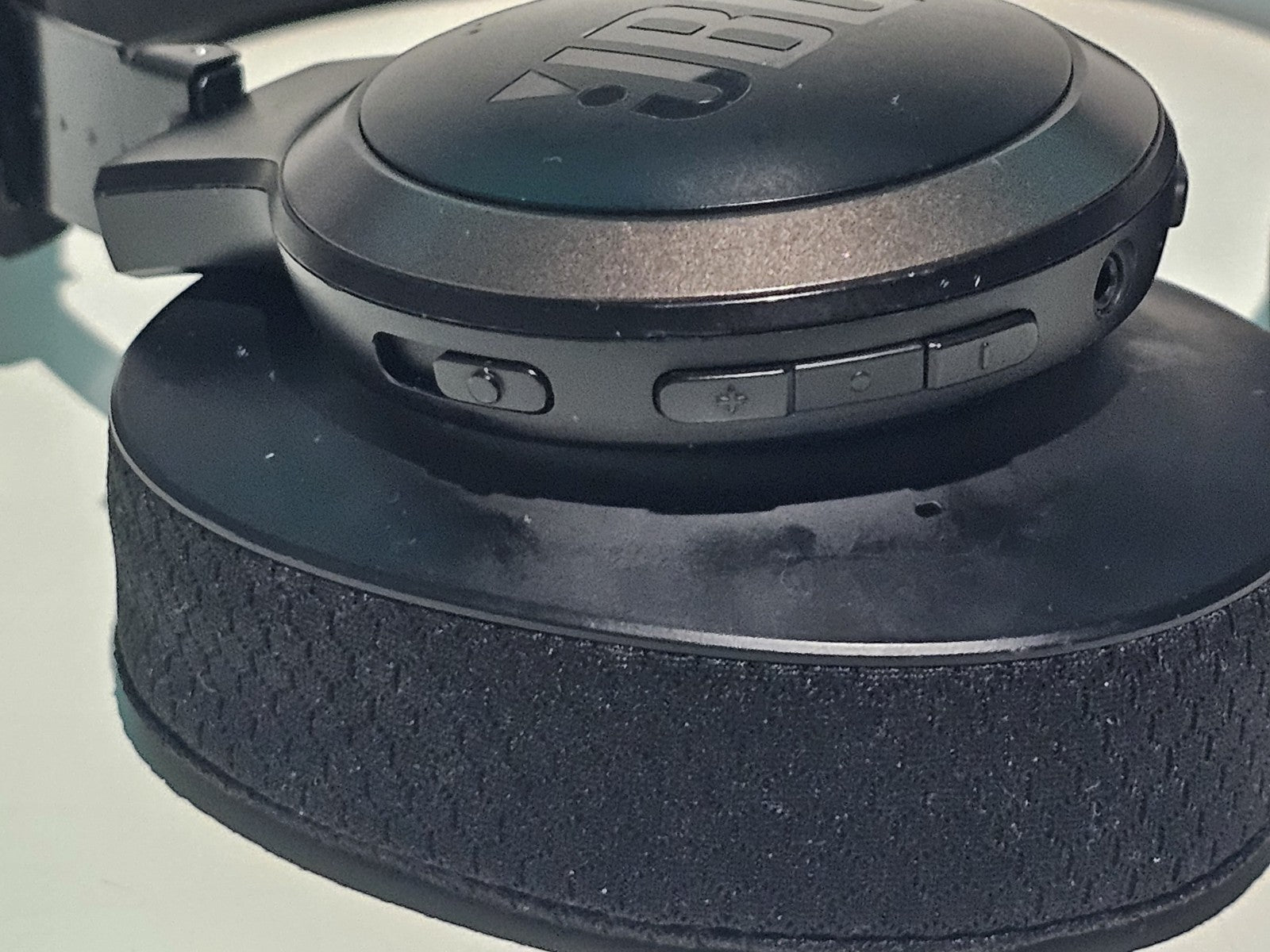 JBL Live 650BTNC | Over Ear Active Noise Cancelling Headphones With New Earmuffs RetroExchange Australia